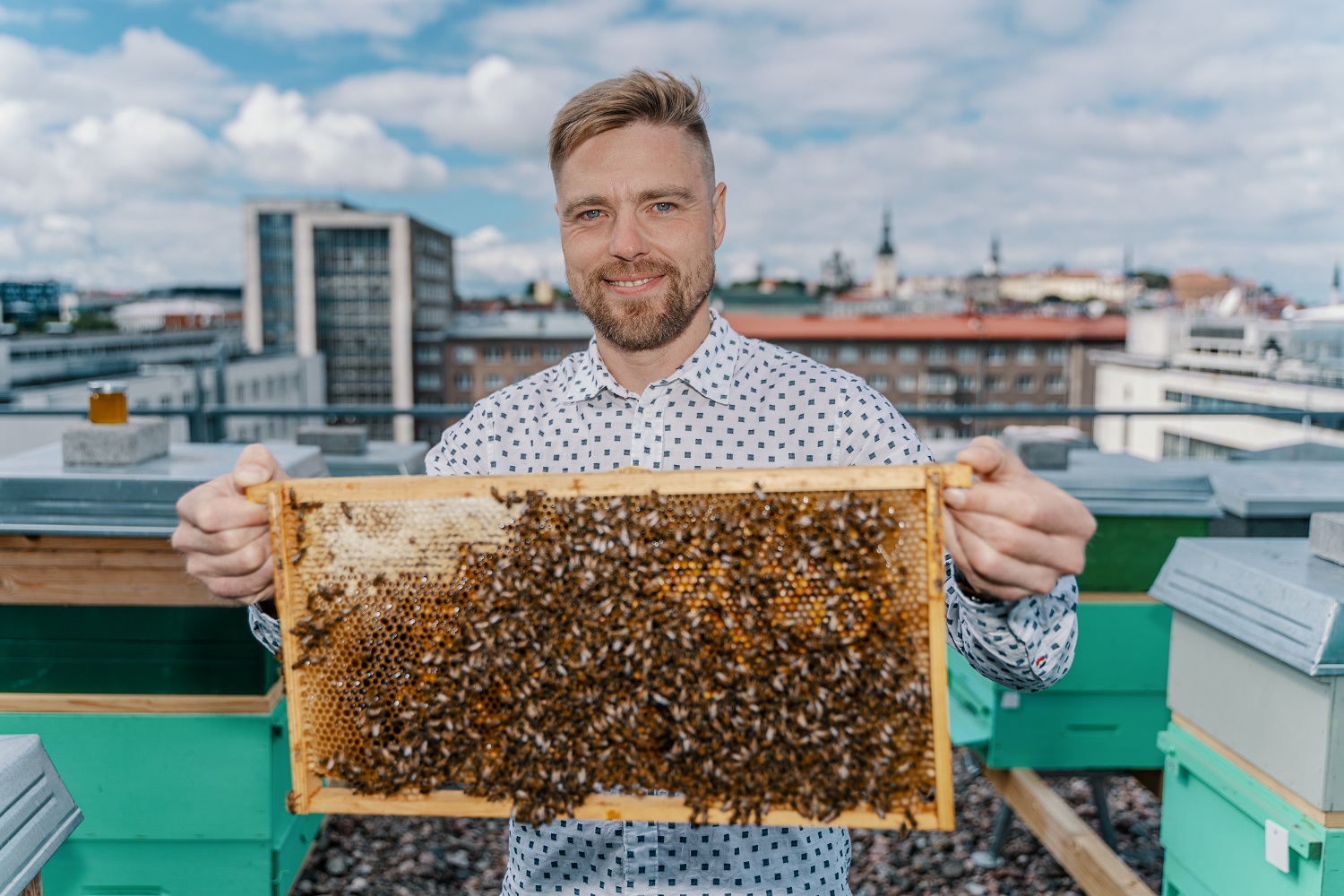 Mesilasprojekti eestvedajaks on meie pangas LHV ettevõtete finantseerimise juht Marko Kiisa, kes on ka ise harrastusmesinik.